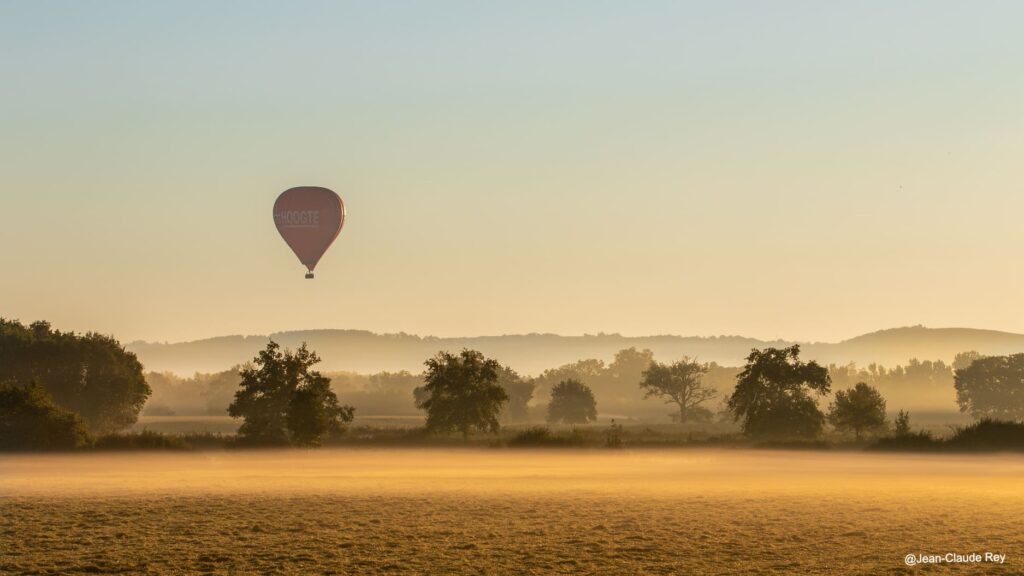 Montgolfière survolant une prairie en Loire-Forez